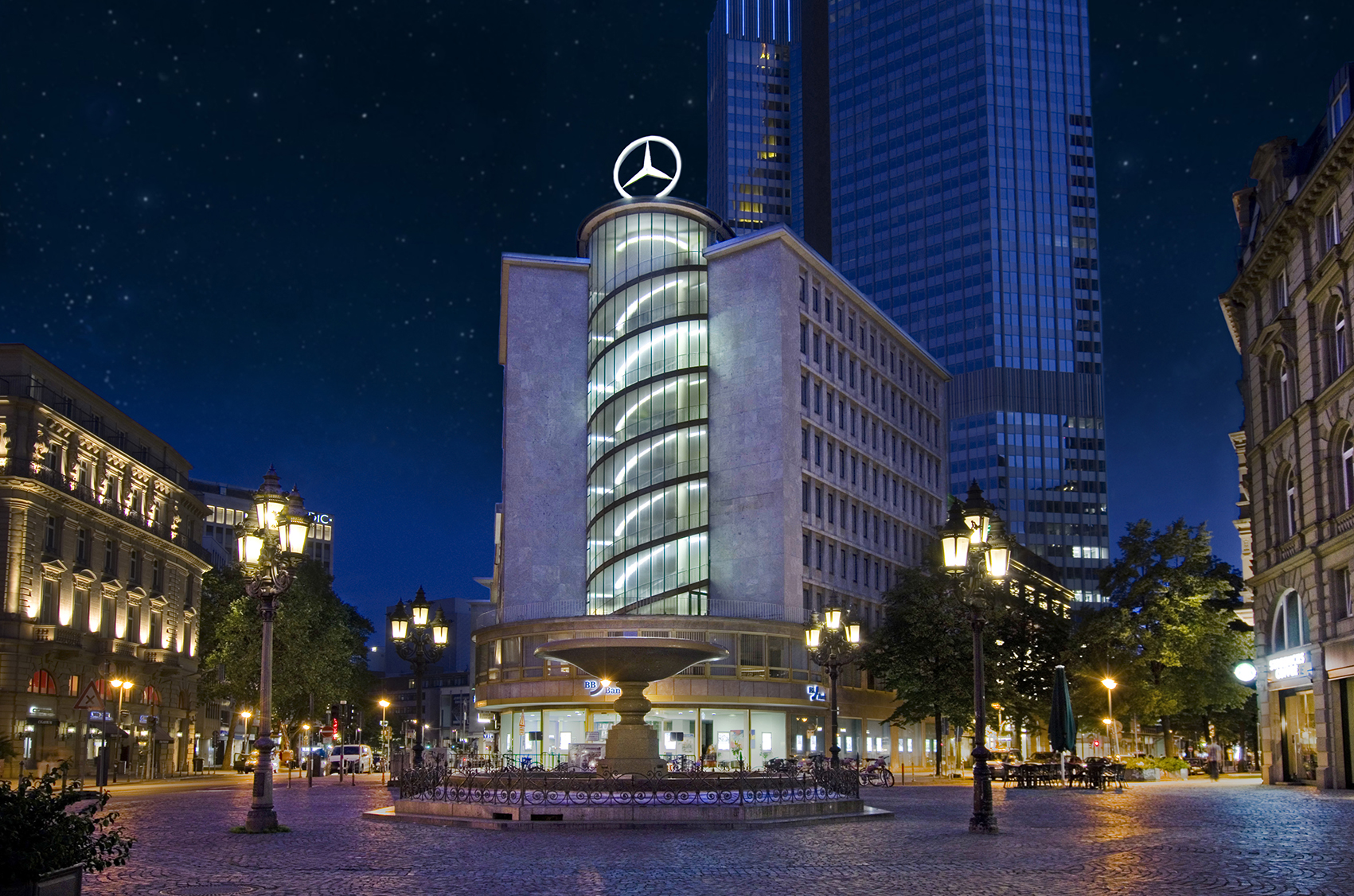 Das Juniorhaus am Kaiserplatz in Frankfurt bei Nacht